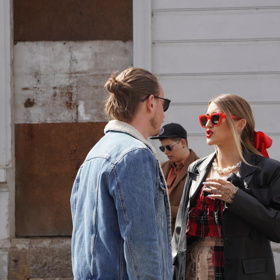 Tato fotografie dává vyniknout červeným brýlím, mašli ve vlasech, a také masivnímu perlovému náhrdelníku.