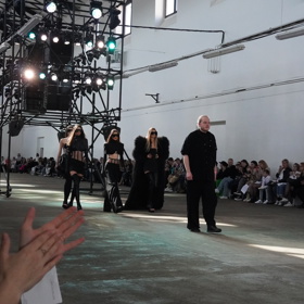 Kvůli tomu se Tomáš Němec (v popředí) rozhodl použít pouze černou barvu. Důraz ovšem klade na siluetu a kompozici svých modelů.