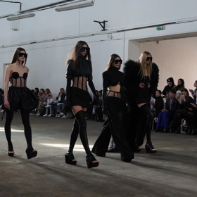 Mladý módní návrhář Tomáš Němec zaujal porotu pražského Fashion Weeku svou originální kolekcí.