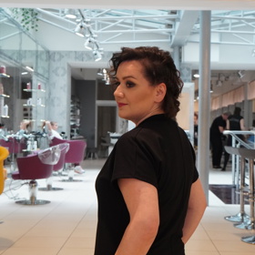 Šéfredaktorka Markéta Behinová vsadila na výraznější kouřové líčení očí a efektní účes s copánkem na levé straně. 