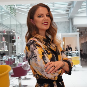 Ani redaktorka Veronika Nováková se výraznějšího líčení nebála a červená rtěnka jí navíc velmi sluší. Navlněné vlasy pak celkový look jenom perfektně podtrhly.