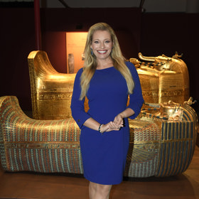 Lucie Borhyová v královské modři, kterou oblékla u příležitosti zahájení výstavy Tutanchamon v Brně.