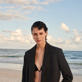 I krátké vlasy mohou působit smyslně a žensky.