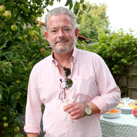 Moderátora Aleše Hámu můžete nejen o víkendech potkat v lese - je totiž myslivcem se vším, co k tomu patří. Zvěřinu potom také mistrně zpracovává, aby z ní nic nezůstalo.