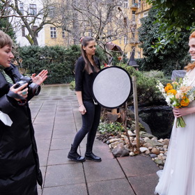 Herečka Martina Babišová si pro focení kolekce účesů nechala své zrzavé vlasy zezadu lehce stáhnout do uvolněného culíku.