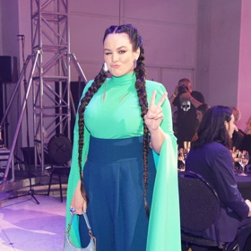 Ewa Farna si pro cenu došla v zeleném topu. 