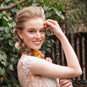 Dlouhý cop herečce velmi sluší.