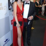 Manželka Petra Jandy Alice Janda v roce 2021 vsadila na červenou róbu ve stylu aktuálně módních slip dress.