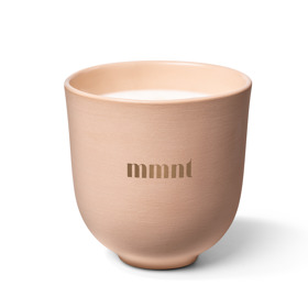 Luxusní svíčka z přírodního vosku v ručně vyrobeném kalíšku s bavlněným knotem by Ewa Farna. Mmntshop.cz, 890 Kč