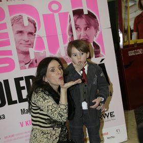 S maminkou, muzikálovou zpěvačkou Ditou Hořínkovou, pózuje před plakátem k filmu Líbáš jako Bůh.