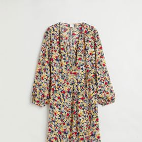 Vzorované zavinovací šaty. H&M, 899 Kč