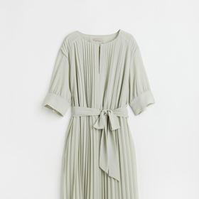 Světle zelené plisované šifonové šaty. H&M, 999 Kč