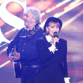 Petra Černocká je interpretkou slavných hitů Koukej, se mnou si píseň broukej nebo Náklaďák. Doprovází ji manžel, kytarista Jiří Pracný.