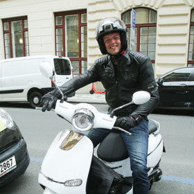 Jan Kříž si nemůže vynachválit skútr, který jemu i Marii usnadňuje dopravu do centra Prahy. 