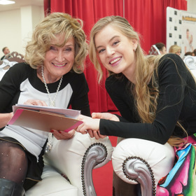 Dámskou společnost potom Michaela nachází u kolegyně porotkyně Zuzany Bubílkové.