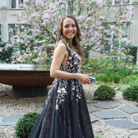 Dlouhé večerní šaty si zpěvačka vypůjčila ve svatebním salónu Adina.