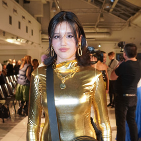 Karolína Jirásková vynesla extravagantní zlatý model.