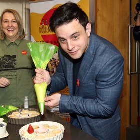 Karel Jirák si zde vyzkoušel zdobení cupcaků a malých dortů.