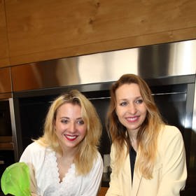 Na akci Dortem proti rakovině se Tereza Bebarová setkala se zpěvačkou Aničkou Slováčkovou, která rakovinou sama trpěla.