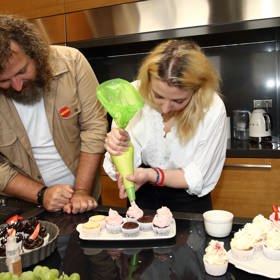 Josef Maršálek a Anička Slováčková zdobili cupcaky pro dobrou věc.