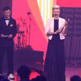 Partnerka Davida Stypky Kateřina převzala jednu ze tří cen Anděl, které zpěvák získal.