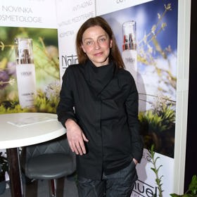 Herečka Lucie Zedníčková ráda navštěvuje méně formální společenské akce jen v džínách a mikině.