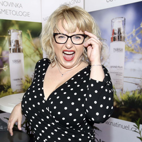 Moderátorka Miluše Bittnerová se jako jediná proti ponožkám v sandálech vyhradila. Přiznává ale, že dceři je zatím nechává.