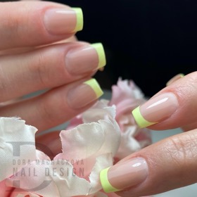 Trendy žlutá francouzská manikúra.