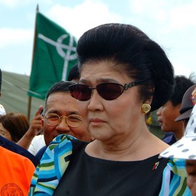 Imelda Marcos, žena filipínského prezidenta Ferdinanda Marcose, měla tuze podivnou zálibu. Ráda si zajela do slumů, kde rozhazovala peníze.