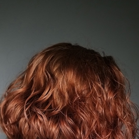 Hravé vlnité mikádo v hnědo-měděném odstínu.