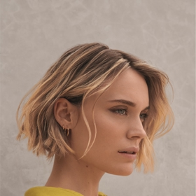 Vzdušné trendy blond prosvětlené mikádo.