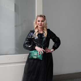 Redaktorka Dana Klementová nahradila tmavě šedého bombera černou verzí a vysoké lodičky vyměnila za pohodlné kotníkové boty značky Baťa. 