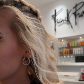 Konkrétně se jednalo o prsten ze žlutého zlata SIMPLE kolekce a náušnice s přírodním smaragdem a kombinací diamantů. 