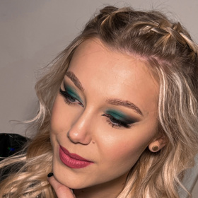 Zelené líčení očí doplněné o výraznou linku.