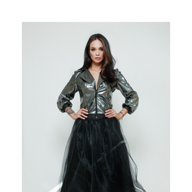 Gabriela Dvořáková v černé tylové sukni a tmavě šedé metalické bundě. 