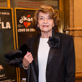 Festival Jiřího Menzela si nenechala ujít Yvetta Simonová.