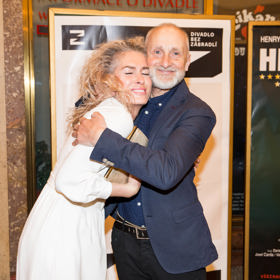 Josef Carda byl rád, že Olgu Menzelovou po dlouhé době vidí. Ta na akci ukázala šedivé odrosty, které jí neskutečně slušely. 