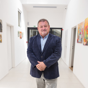 Herec a moderátor Jiří Werich Petrášek je synem legendárního herce Jana Wericha. Jeho matka se ale zřejmě zalekla Werichovy pověsti, a tak Jiří skončil v dětském domově. Odtud putoval ke své nové rodině, kterou považuje za vlastní.