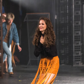 Saru Sandevu mohou diváci vídat v muzikálu Kouř, který uvádí pražské Divadlo Na Fidlovačce.