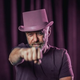 Herec Jiří Langmajer patří mezi celebrity, které neváhaly nasadit fialový klobouk pro dobrou věc.