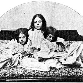 Inspirací pro knížku Alenka v říši divů se mu stala mladičká Alice Liddell (uprostřed).