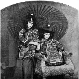 Ač se Lewis Carroll vídal i s jejími sestrami, Alice byla pro něj něčím výjimečná. Byla jeho múzou.