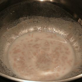 Základem mazance je kvásek, který si připravíme z vlažného mléka, kostky kvasnic, trošky cukru a mouky. 