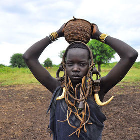 Někteří rodiče zohavení obličeje svým dcerám zakazují. Jenže pak je okolí považuje za méně atraktivní.
