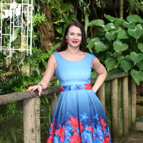 Do pražské Botanické zahrady se Kristýna Leichtová vypravila v šatech, které nápadně připomínaly motýla nebo exotickou orchidej.