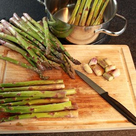 Zelený chřest není potřeba loupat, v případe potřeby jen odřízněte asi 1,5 centimetru na spodní části.