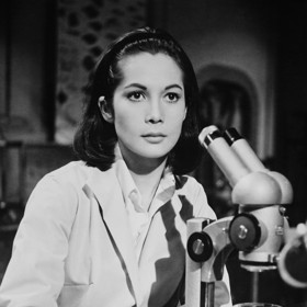 Americká herečka čínského původu Nancy Kwan ve svém nadýchaném mikádu, které si následně podmanilo svět.  