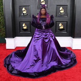 Fialová róba hudebnice Yoly se stala jednou z nejvýraznějších celého předávání cen Grammy 2022.