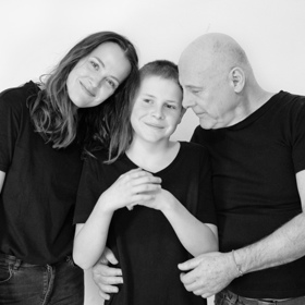 Bráška Kateřiny Sokolové Radovan (uprostřed) trpí těžkou formou autismu. Asistenci potřebuje 24 hodin denně. V péči ho má táta Jan (vpravo).