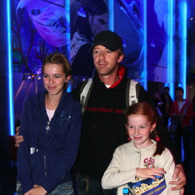 Tereza s Julií tátu do společnosti doprovázely už v dětství.